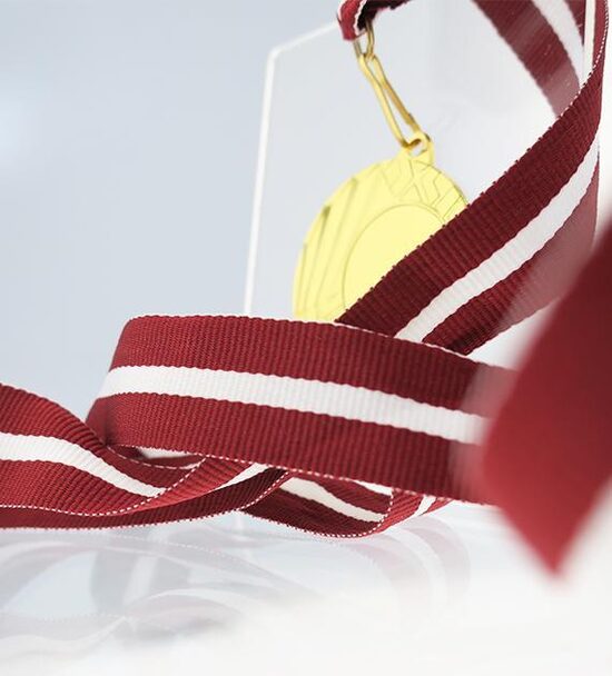 Medaļas lenta Latvijas karodziņš ar karabīni